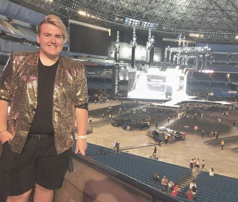 repuNathan13's tweet photo. I’m gonna be in the same city as @taylorswift13 on friday - it’s been 4 years 😭😭😭 now if only i could be lucky enough to find my way in <3 @taylornation13 @TIFF_NET #TIFF22 #AllTooWellTheShortFilm https://t.co/NcZFG6qFAc