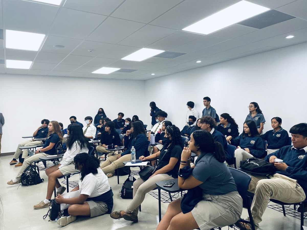 cristoreytampa's tweet photo. Today, juniors set out to work and to meet their corporate work study supervisors. First, there was a class debrief and a work attire check. ๐๐ผ#offtowork #corporateworkstudy https://t.co/7tzjeDpUCB