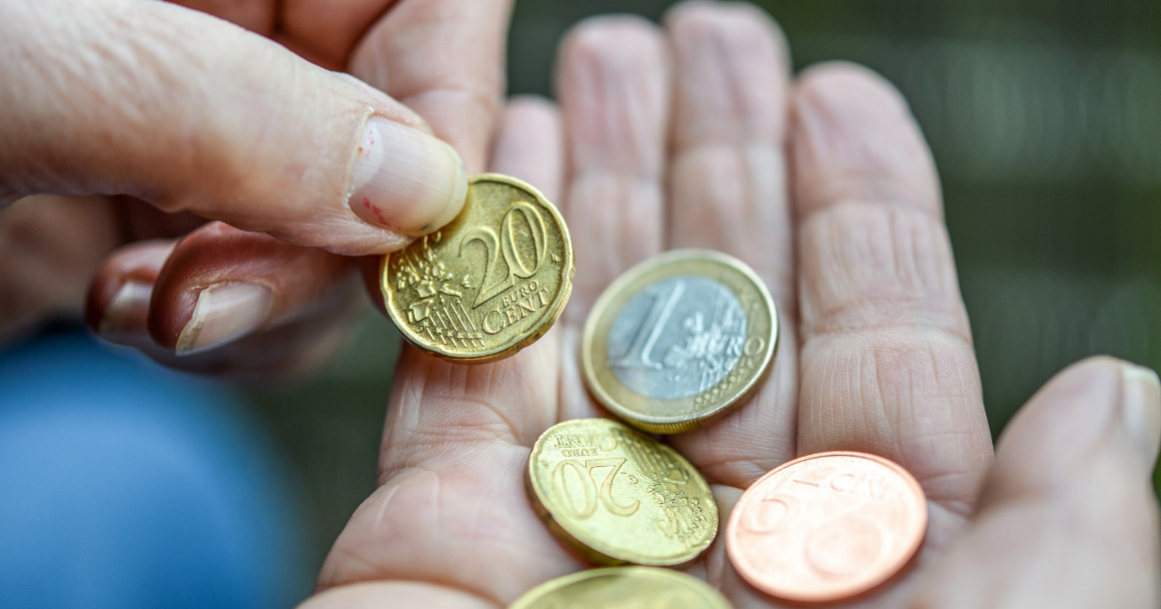 bieb040's tweet photo. Er komen steeds vaker mensen in de #financiëleproblemen. Leer in een reeks van vier bijeenkomsten anders te kijken naar de relatie die je met #geld hebt. Door #budgetcoach Eef van Opdorp (bekend van Uitstel van Executie) > https://t.co/9BYsfANPul
#koopkracht #inflatie https://t.co/NrOMxmK0tm
