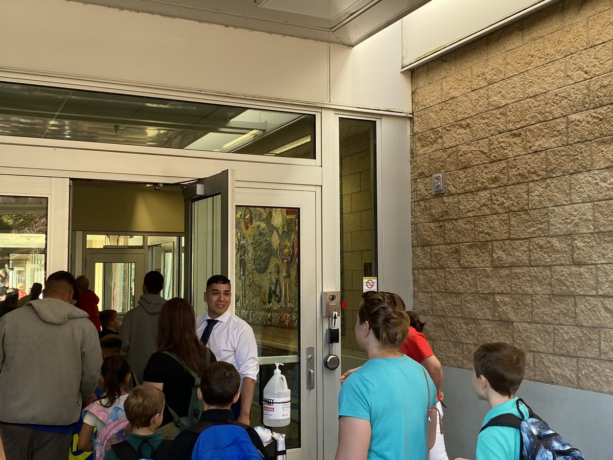 DirectoraGarcia's tweet photo. Principal Rojas welcomes Imlay students for the first day of school!! ♥️🙌 https://t.co/zpAS8GzZOI