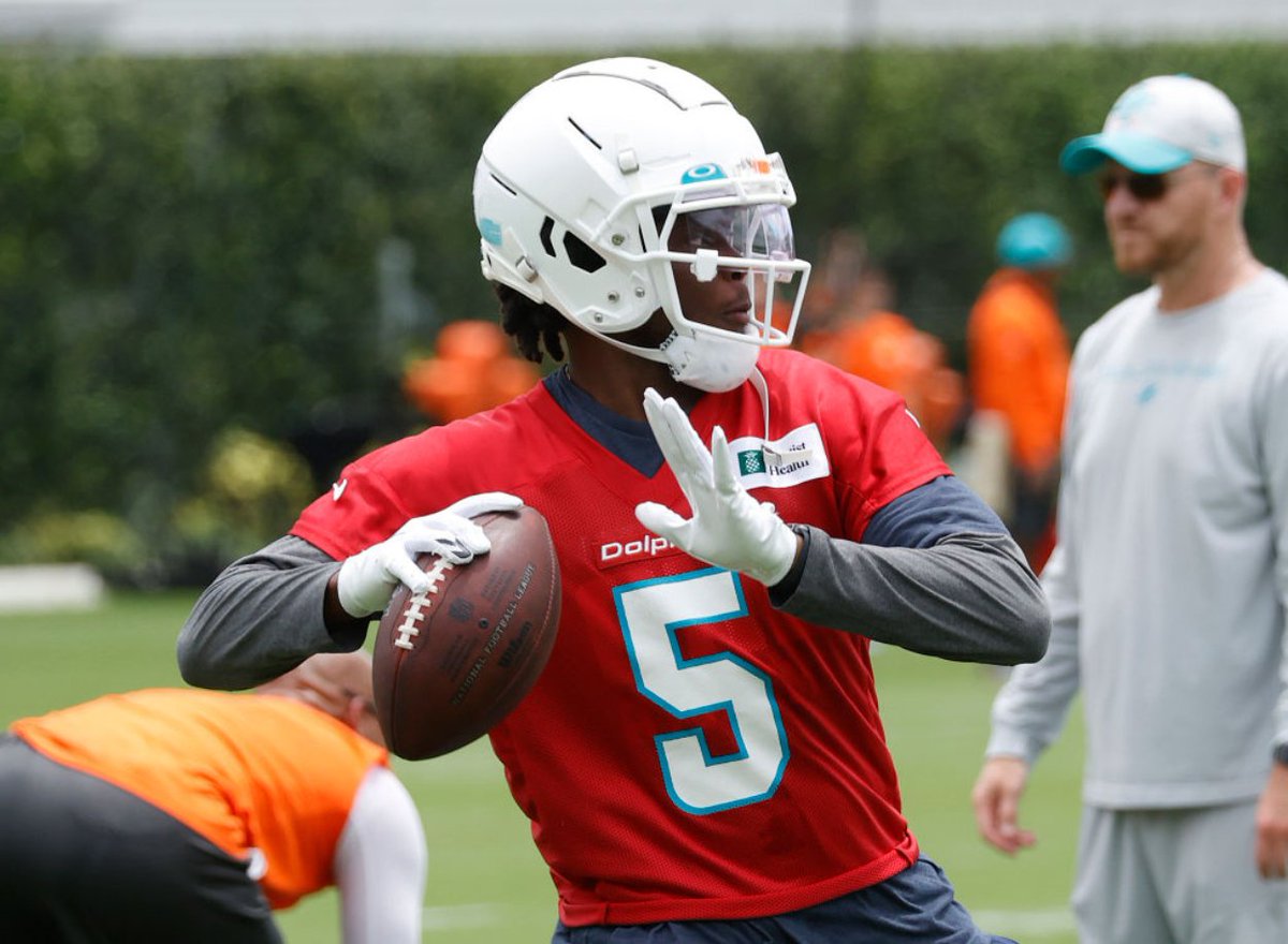HugoManero1's tweet photo. @Dolphins_ESP A #TeddyBridgewater days de celebrar la primera victoria de los @Dolphins_ESP en la #NFL22 !!!
Vamos Miami 🐬!
#FinsUp #AletasArriba https://t.co/zFr9XDAB2B