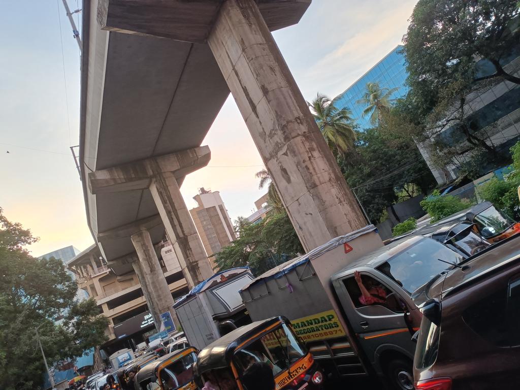 Commonman_i's tweet photo. Extreme traffic at Western Express Highway metro station.
This could be avoiyif proper management done during peak hours.
#MumbaiTraffic
#Andheri @MumbaiPolice https://t.co/IWkGb8rR7c