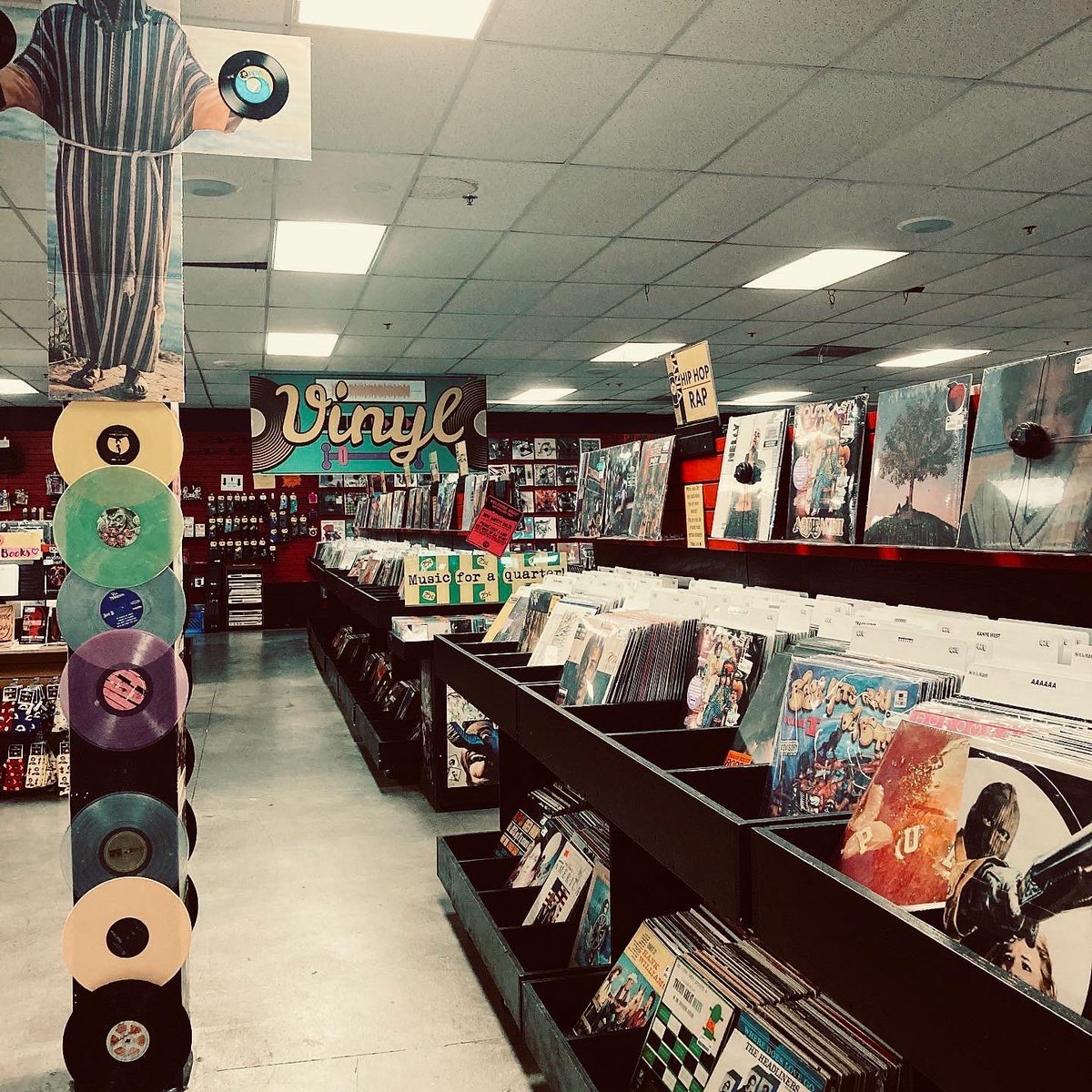 bjoyceonrecord's tweet photo. I’ve been doing this for a while now from #eastcoast to #westcoast and finding hidden gems 💎 in places like this one is an unique gift.
Y no paro de #diggin hasta que me encuentro nuestra #música cubana. 

Mañana estaré subiendo nuevo video a #youtube https://t.co/IbVT9uu6Oo