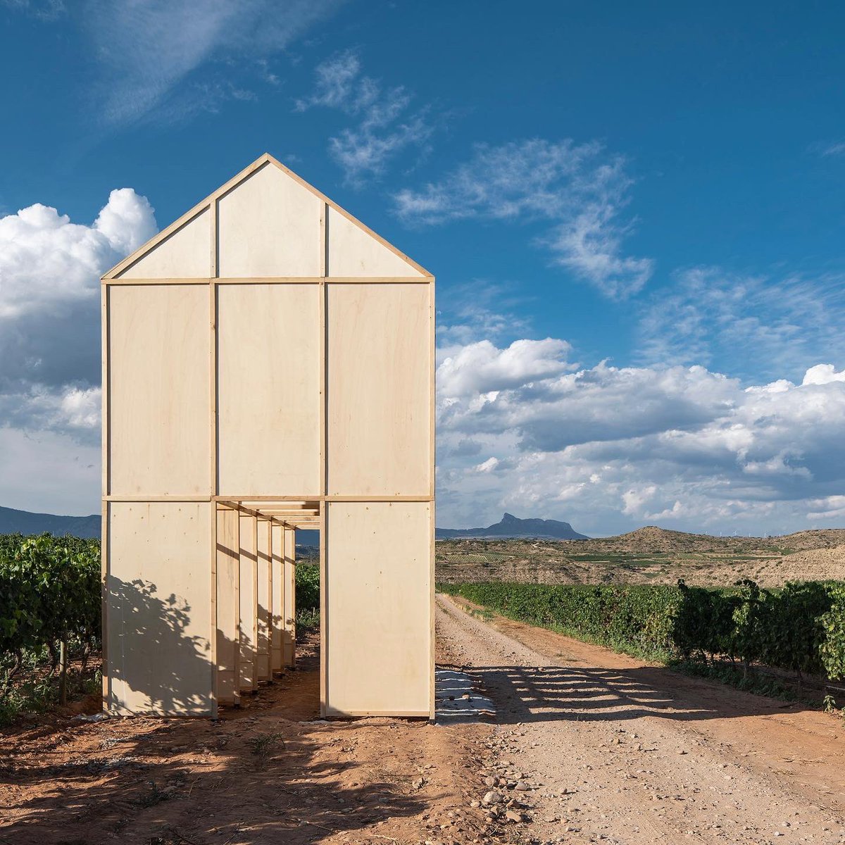BodegasLan's tweet photo. Sois muchos los que habéis visitado “ El Arquetipo de la casa” con motivo de @concentricofest en nuestra Viña Lanciano 🍇
Un espacio que busca crear una atmósfera reflexiva y contemplativa respecto al contacto del hombre con la naturaleza. 
https://t.co/CYavhJtZSe https://t.co/PH2S8UdCFT
