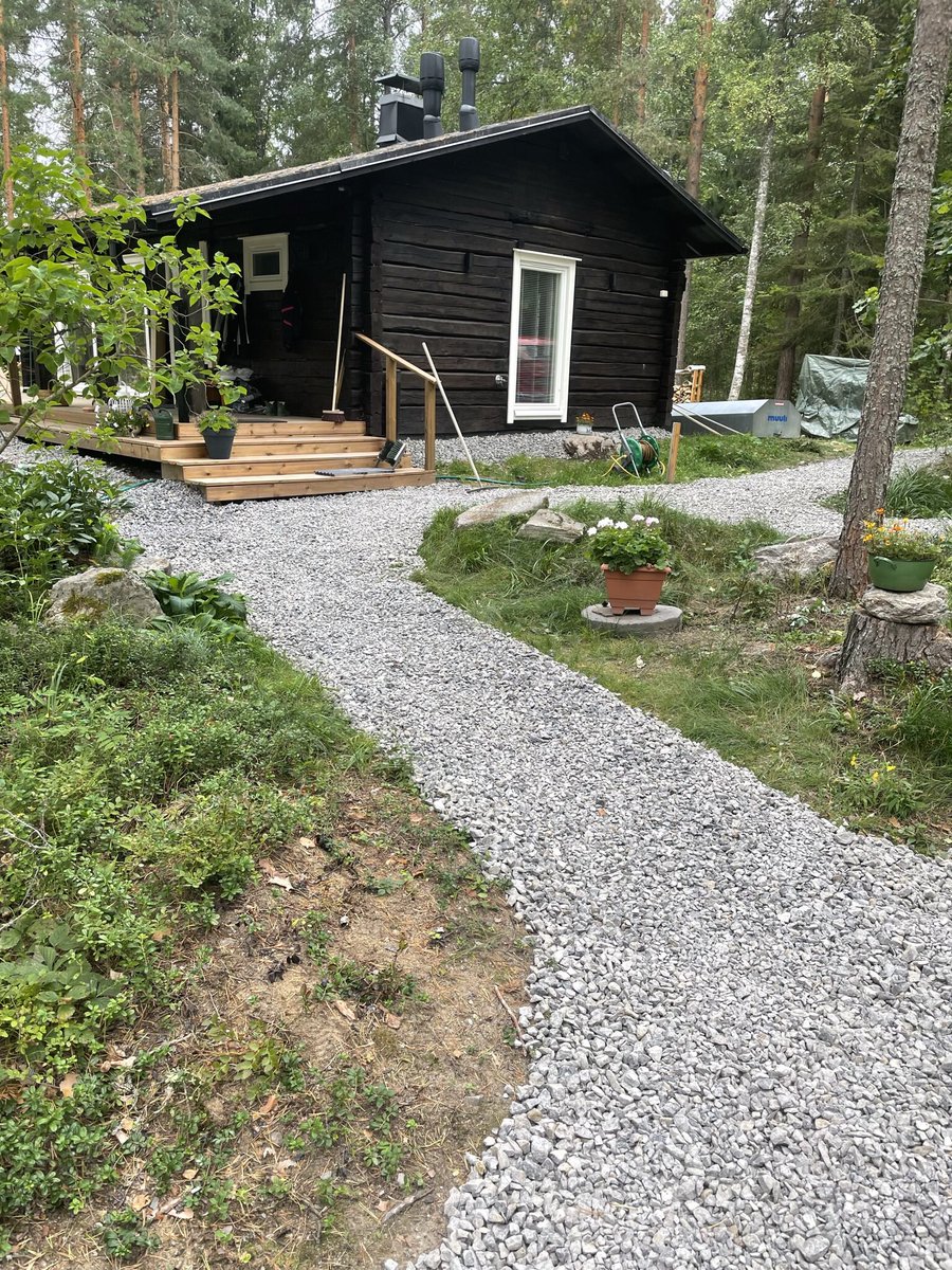 JuhaPuranen's tweet photo. Näin #lapio, #harava ja #kottikärryt tutuiksi…
17,15 t karkeaa 16-32 sepeliä muijan kanssa kaksin käsin möksän pihalle ja poluille… päälle peräkärryllinen, 1 t hienompaa 8-13… vielä toinen ja ehkä kolmaskin…
lounaaksi maistui Jussi-potut ja sepelinlevittäjän makkarastroganoff https://t.co/OHWqbPiHg9