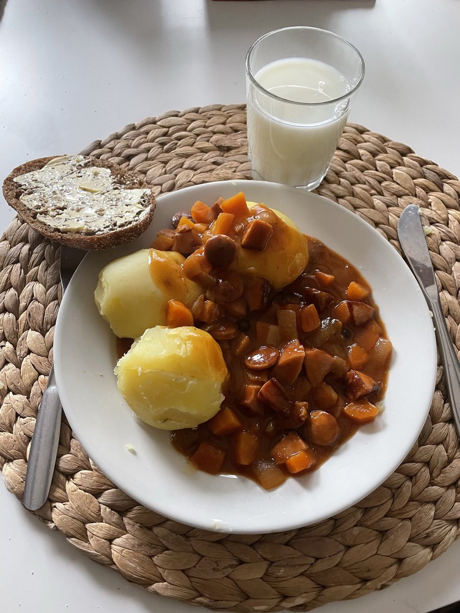 JuhaPuranen's tweet photo. Näin #lapio, #harava ja #kottikärryt tutuiksi…
17,15 t karkeaa 16-32 sepeliä muijan kanssa kaksin käsin möksän pihalle ja poluille… päälle peräkärryllinen, 1 t hienompaa 8-13… vielä toinen ja ehkä kolmaskin…
lounaaksi maistui Jussi-potut ja sepelinlevittäjän makkarastroganoff https://t.co/OHWqbPiHg9