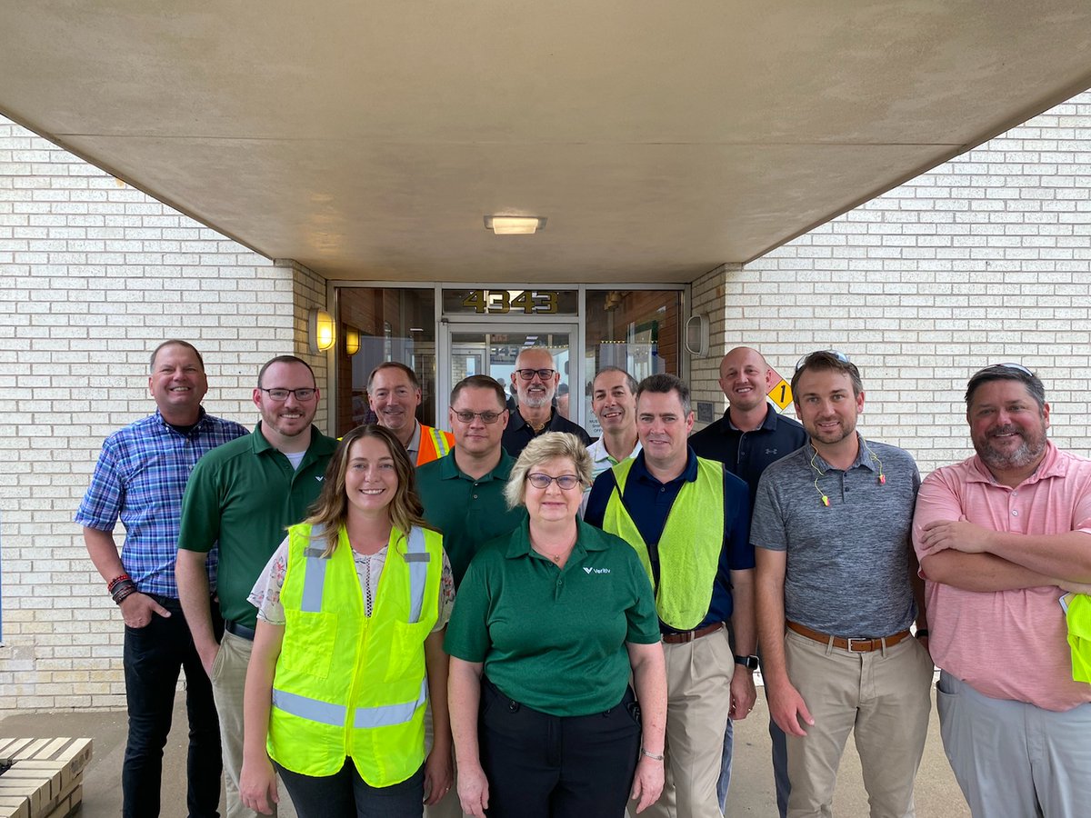 Veritiv's tweet photo. #TeamTuesday Dave Bykowski, National Corrugated Specialist, hosted a Corrugated training session at Veritiv Edwardsville for our Midwest team members. Both new and tenured sales reps from Kansas City, Oklahoma, and Des Moines participated in the training. #OneTeam #VeritivExperts https://t.co/JKFmCPtBIR
