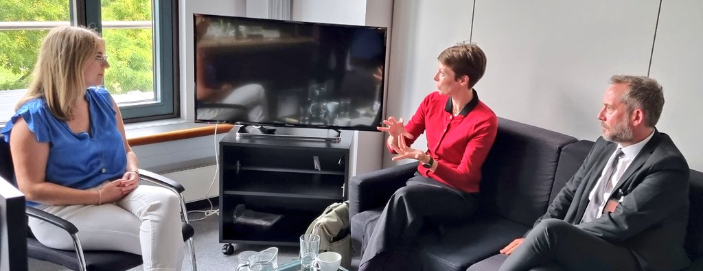 NetzwerkEBD's tweet photo. ZukunftEU & Europawahl 2024 im Blick. #EBDpräsidentin & #EBDGenSek zu Gast bei @chantal_kopf 🇪🇺🟢Sprecherin im Europaausschuss @Bundestag
🇪🇺 Wahlrechtsrefom
🇪🇺 #Pragrede Bundeskanzler
🇪🇺 #euconvention
🇪🇺 #Westernbalkan
🇪🇺 #TransparenzEU
#EBDpolitik 🔗 https://t.co/5X4yKTAfJO https://t.co/QqtfptMLNM