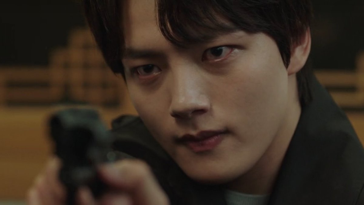 _DevAkshi__'s tweet photo. finally! it took 21 years for lee dongshik to give justice to his sister yuyeon! he arrested the culprit
#BeyondEvil #BeyondEvilEp16 https://t.co/Nn6VhEZYeG