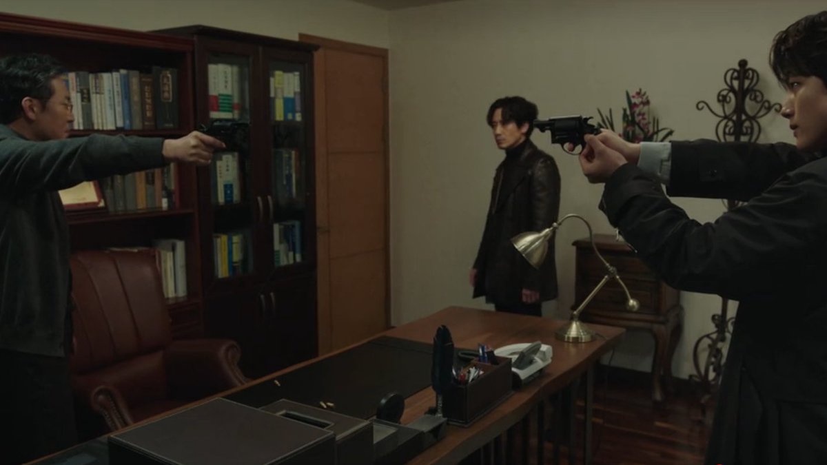 _DevAkshi__'s tweet photo. finally! it took 21 years for lee dongshik to give justice to his sister yuyeon! he arrested the culprit
#BeyondEvil #BeyondEvilEp16 https://t.co/Nn6VhEZYeG