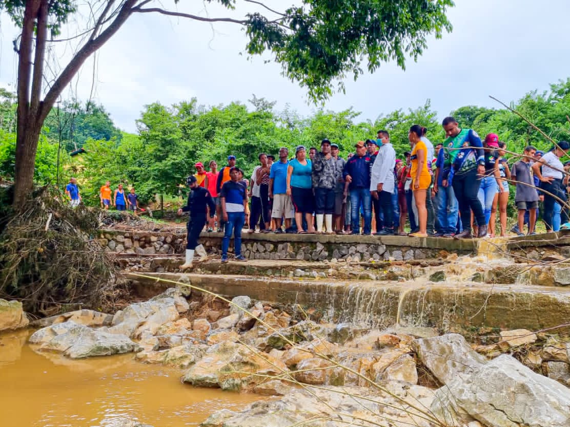 #ENTÉRATE📢 || Desde el municipio Andrés Eloy Blanco el Gob. Alm. @GPintoVzla en compañía del alcalde, autoridades militares, Protección Civil, Pdte de SERVISUCRE <a href="/Echeverria_psuv/">Santiago Echeverria</a>, instruye acciones para atender la contingencia por lluvias en la región.

#SomosPatriaQueSeRespeta