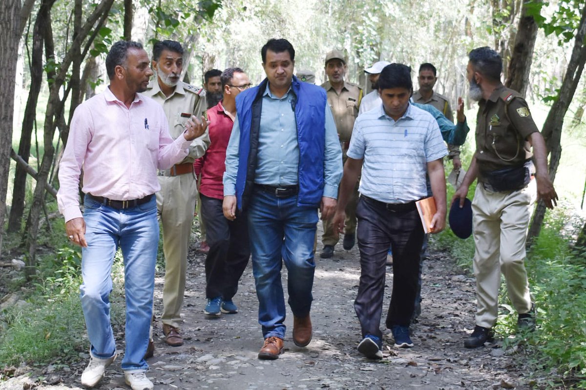 Alongwith DFO Lidder Forest Division,inspected Mamandaji Willow Plantation area in Arwani, Bijbehara (Anantnag).Directed for #sustainableharvest & Linkage with Bat Industry to foster native species & local economy.
@OfficeOfLGJandK @DCAnantnag 
@AnantnagDIPRC @diprjk