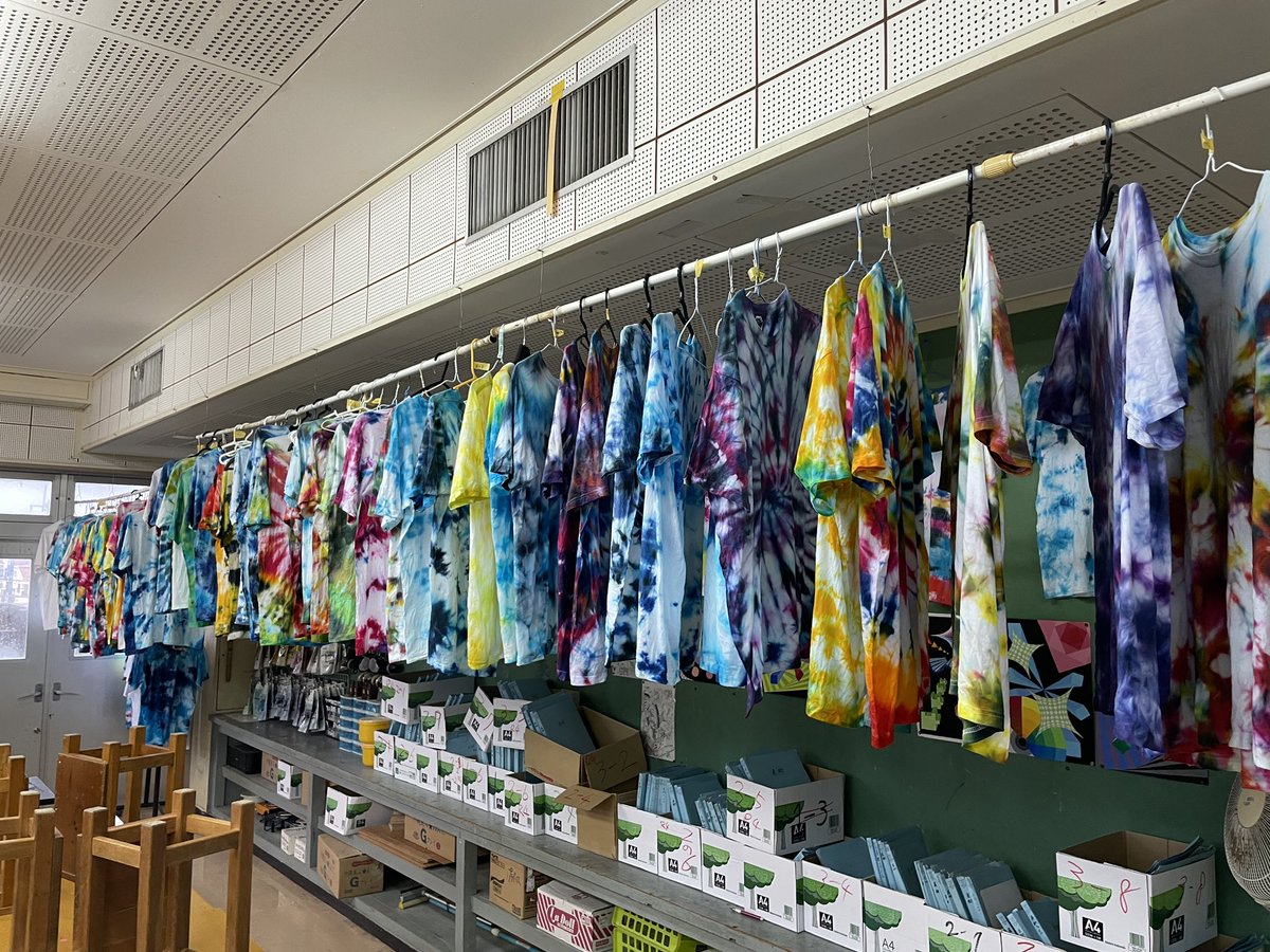 sumito0209's tweet photo. 中2のタイダイ染め。Tシャツ屋さんみたいになってきた。　
＃タイダイ染めTシャツ https://t.co/syTyAnq5VG