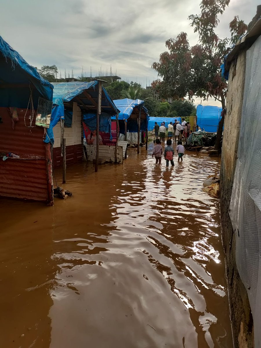 aicctukar's tweet photo. Continuous flooding in working class areas of Maramma Devasthana, BEML layout, Palyam, Brookefield bus stand, where powrakarmikas of ward nos 85, 86 and 149 reside. Flooding due to Brigade Tech Gardens pumping out water from their premises!! @BBMPCOMM please initiate action! https://t.co/v7lms4Cekd
