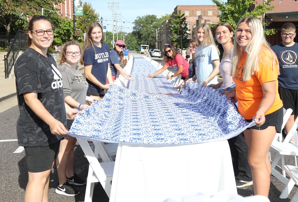 SDofWashington's tweet photo. CAPS Global Business Students Help Set Up Farm to Table Event. Click the link below for the story and additional photos. 
https://t.co/xpr8uZez9T https://t.co/xvkBkELqya