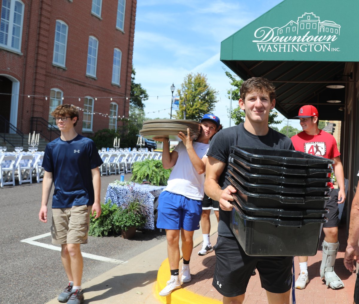 SDofWashington's tweet photo. CAPS Global Business Students Help Set Up Farm to Table Event. Click the link below for the story and additional photos. 
https://t.co/xpr8uZez9T https://t.co/xvkBkELqya