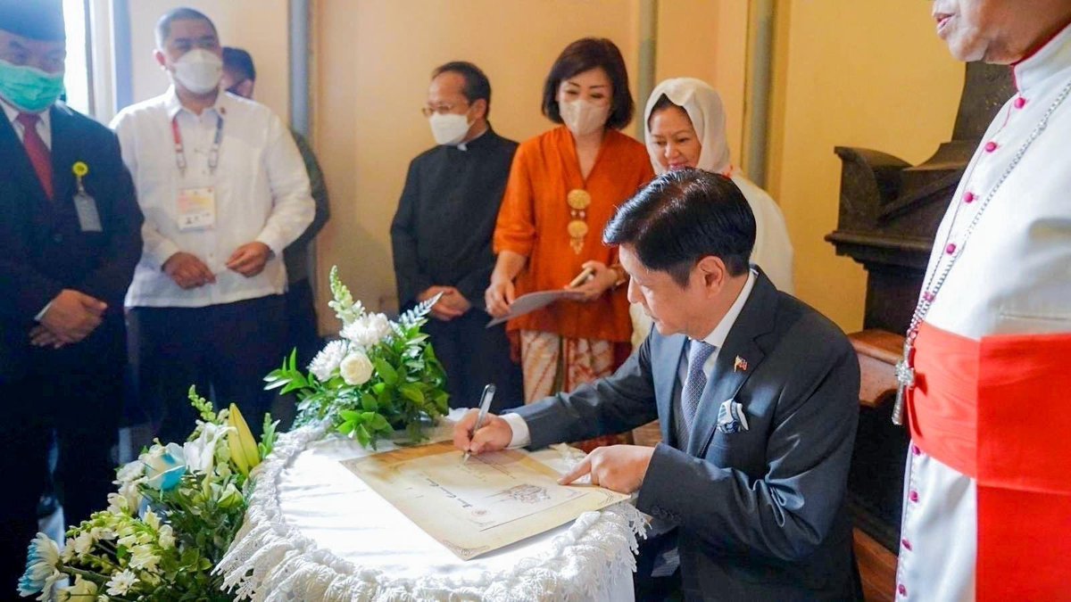 bongbongmarcos's tweet photo. Lubos ang ating pasasalamat para sa isang makabuluhang pagbisita sa bansang Indonesia. Tayo ay panatag na ang ating mga napagkasunduan kasama si Pangulong Joko Widodo ay maisasakatuparan at magiging susi sa mas mayabong na relasyon ng Pilipinas at Indonesia. https://t.co/t0fUW1Ewu2