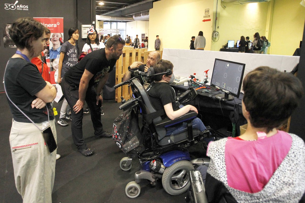 Qinera_ES's tweet photo. ¡Qué bien nos lo pasamos con @kike_mep y @Fundacion_ONCE en la @CometConES! Este evento ha sido una gran oportunidad para dar a conocer los videojuegos accesibles.
¡Más de 20.000 visitantes🤖! Pronto perdimos la cuenta de cuántas personas pasaron para jugar con (o contra😜) Kike. https://t.co/G9ry1vleBa