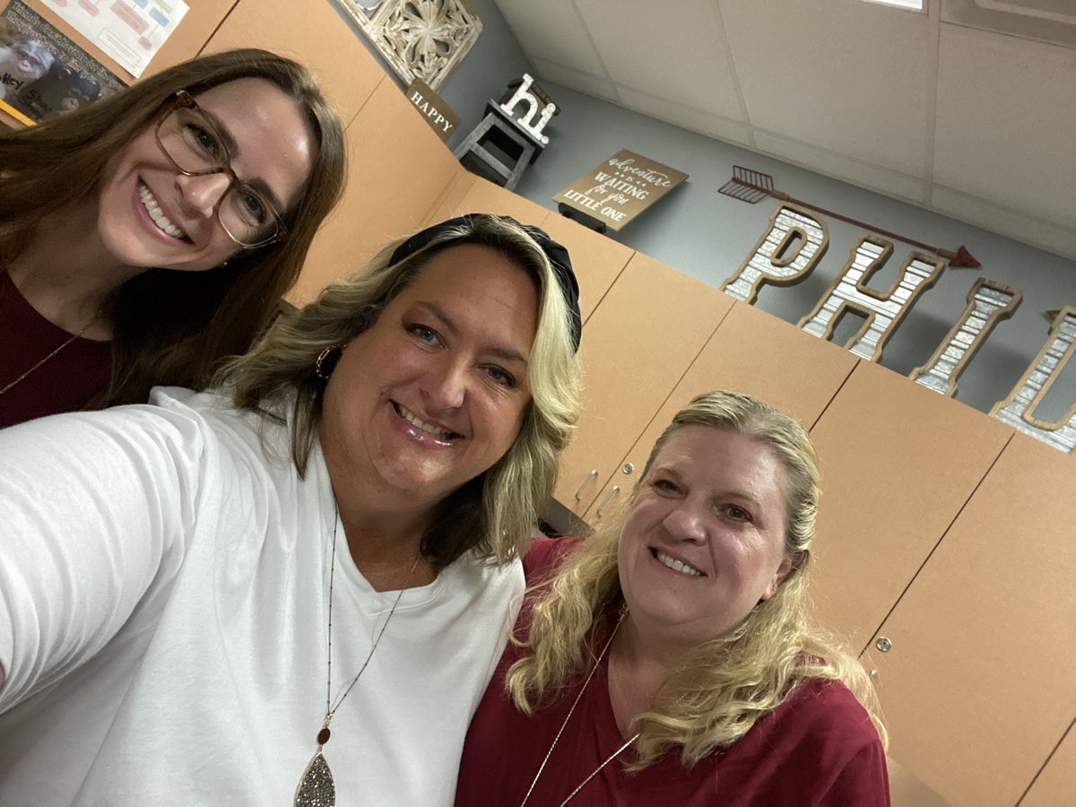 MrsRLovesTech's tweet photo. Wearing maroon and white in support of Uvalde today! #FISDStandswithUvalde #UvaldeStrong https://t.co/joeqQqQVxH