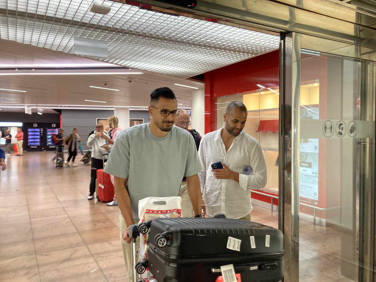 ksteurbaut's tweet photo. 🛬 Nacer Chadli is geland in België om zijn contract bij Westerlo te tekenen.
💬 “Jonas De Roeck heeft me overtuigd van het mooie project van de club”
⚽️ “Ik hoop zondag tegen Anderlecht meteen te debuteren”

#jpl 
#DeadlineDay 
#chadli https://t.co/KH93VFxx11
