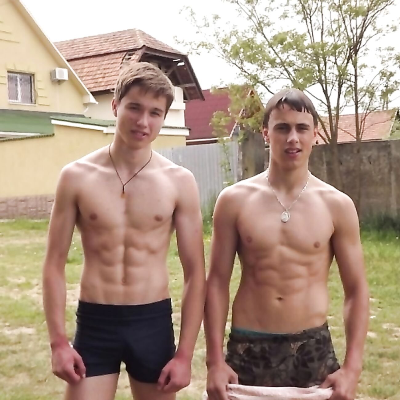 Молодые парни на природе