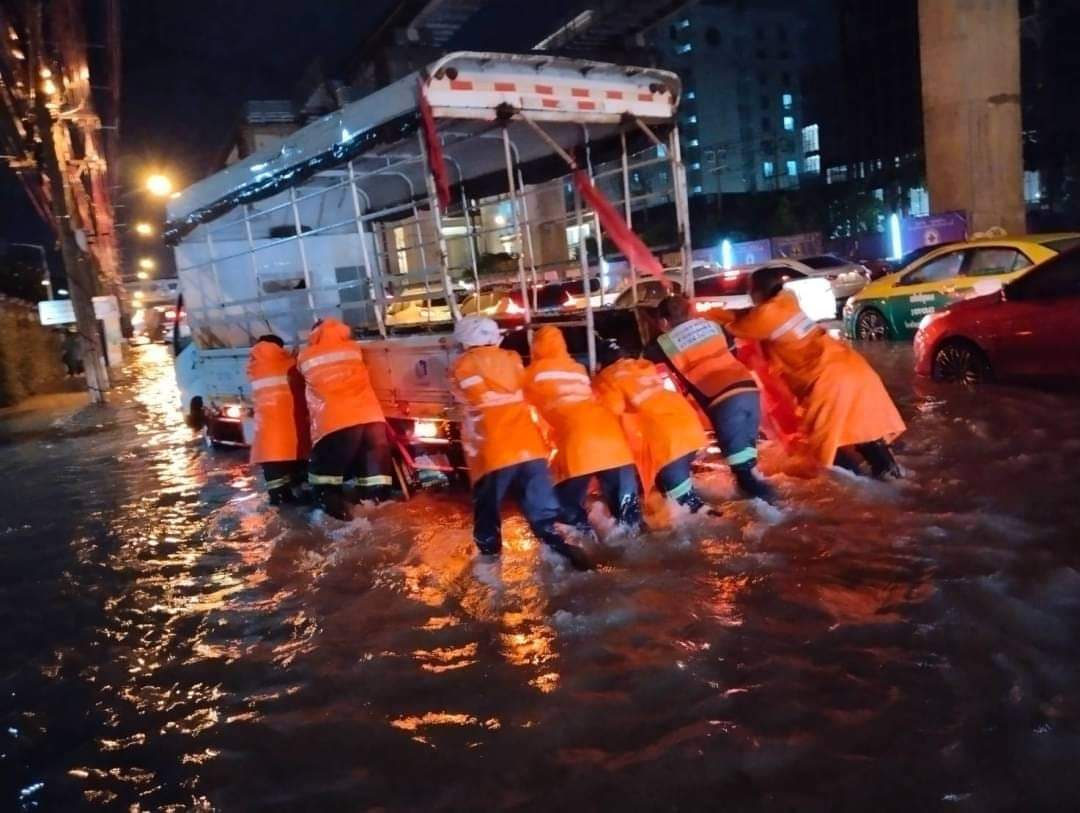 Pat_ThaiPBS's tweet photo. ระดับน้ำ..อยู่ในเกณฑ์วิกฤต 16 จุด..!!  "คลองสายหลัก" ใน กรุงเทพฯ /  รวบรวมข้อมูลจาก..สำนักการระบายน้ำ กทม. ณ เวลา 20:20 น./  6 ก.ย.65
/  เจ้าหน้าที่ กทม. + เครื่องสูบน้ำ กำลัง #ทำงานทำงานทำงาน  

https://t.co/65FkWsVR68 https://t.co/i5xBnZhbcg