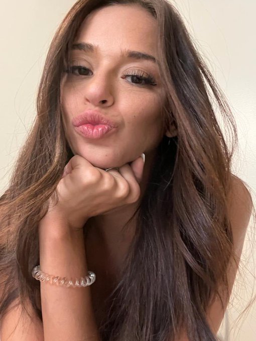 Good morning my beautiful #ArmaniArmy 💋🖤 https://t.co/7Nmewj2IMP<a href="/tag/armaniarmy"class="tags">#ArmaniArmy</a>