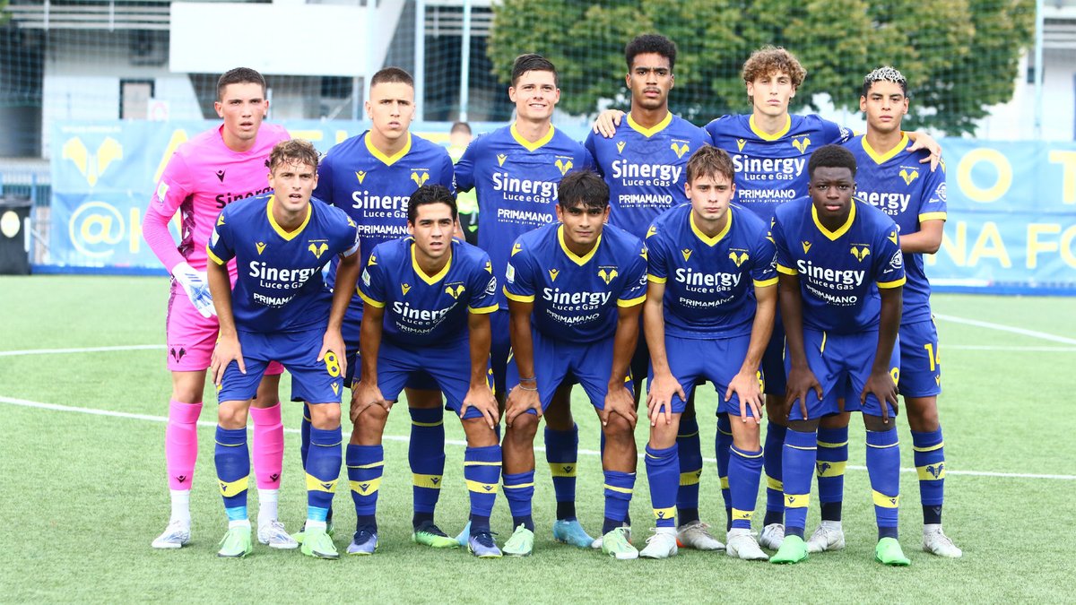 HellasVeronaFC's tweet photo. 🎨 #ColorificioPrimamano (ancora) in campo con la #Primavera gialloblù 🟡🔵
💻 Scopri tutti i dettagli del nuovo Co-Jersey Sponsor che scenderà in campo con i ragazzi di mister @salvatorebocch ⤵️
#HVPartner #HVGiovanili #HVFC
https://t.co/xvezPjiNDQ https://t.co/jfcIZNenuK