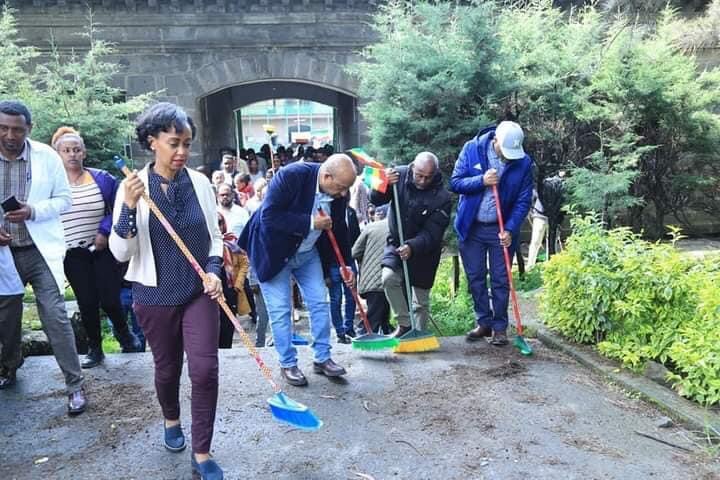 ArabicEthiopia's tweet photo. 🔴 #إثيوبيا : #وزيرة_الصحة الدكتورة #ليا_تادس ووزير التربية والتعليم البروفيسور #برهانو_نقا يقومون بحملة تنظيف الشوارع. 🇪🇹🇪🇹🇪🇹

#الى_الامام_إثيوبيا 🇪🇹🇪🇹🇪🇹 https://t.co/6XSVuEe4vk