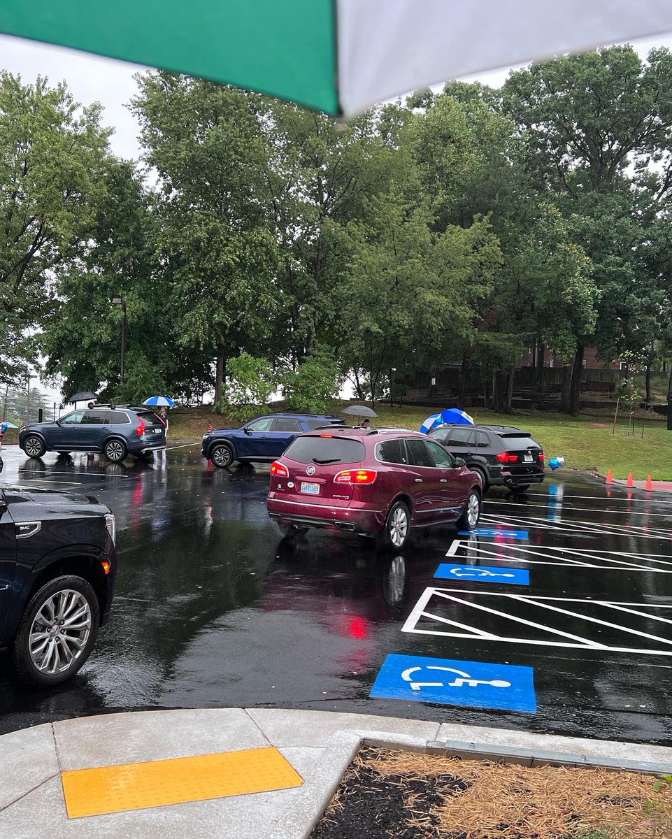GraceEpisAlexVA's tweet photo. Raining ☔️ graces on our Grace Episcopal School students on their first day of class.

So grateful for a fun - though wet - Drop-Off Line.

#AlexandriaVA #BoundlessGrace https://t.co/1C0zWM2nlT
