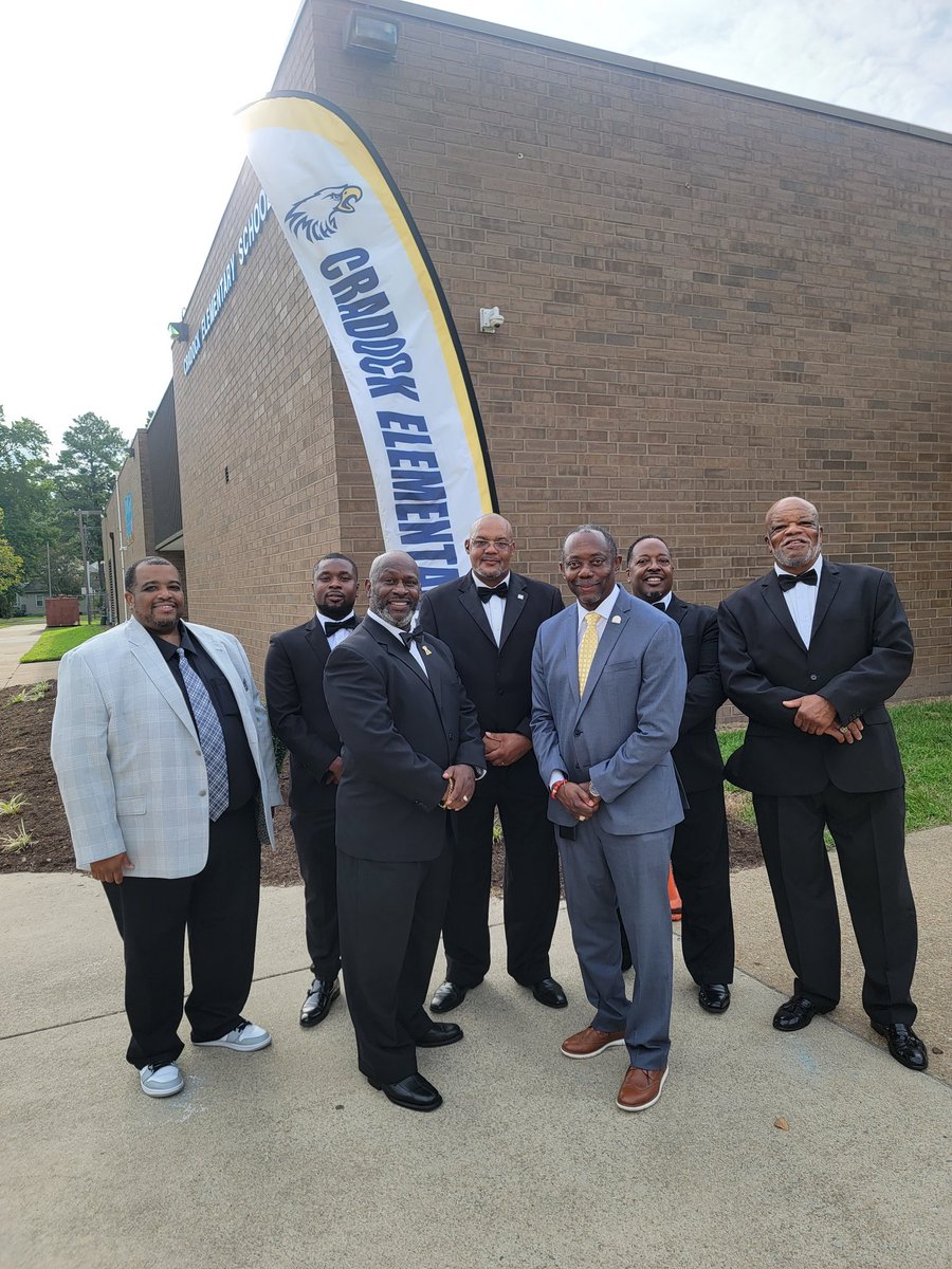 ebracyPPS's tweet photo. It has been an oustanding First Day of School in @PortsVASchools - it was a great morning seeing our students back and ready to learn! Thank you to all the community volunteers who supported schools this morning! #PPSShines @ParkView21 @CradockES @CradockMS @cardellpatillo https://t.co/sC600TV80j
