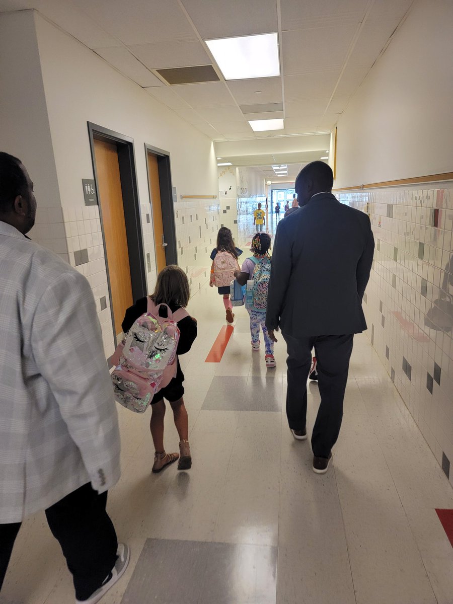 ebracyPPS's tweet photo. It has been an oustanding First Day of School in @PortsVASchools - it was a great morning seeing our students back and ready to learn! Thank you to all the community volunteers who supported schools this morning! #PPSShines @ParkView21 @CradockES @CradockMS @cardellpatillo https://t.co/sC600TV80j