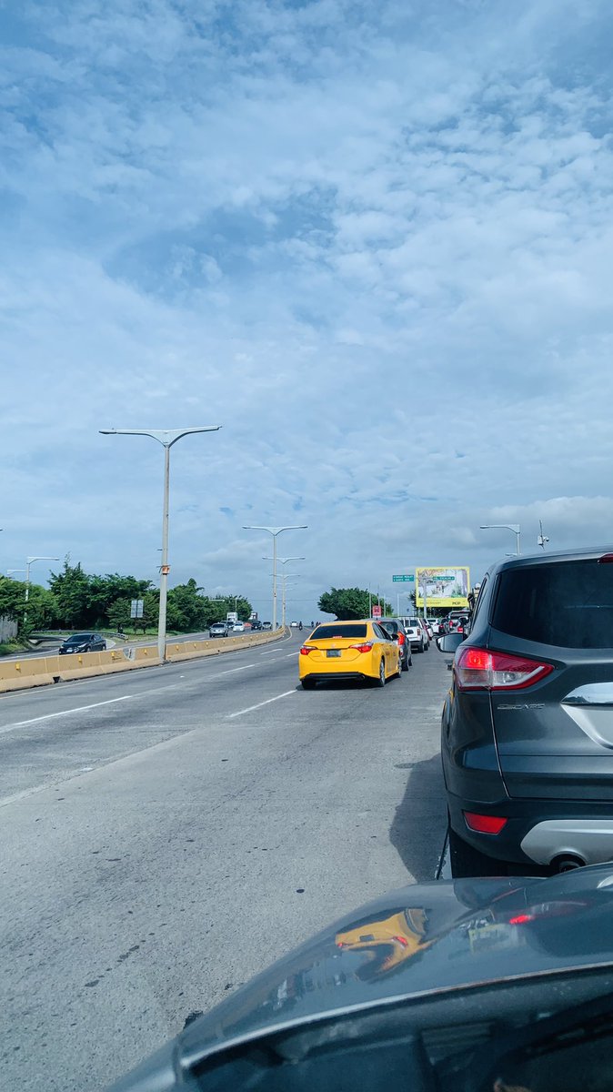 Si todos respetáramos el carril fuera menos tráfico, pero como hay los que se la llevan de “vivos”. Todos vamos tardes, ya es costumbre irse a meter adelante. Y si ¿sacamos una campaña? . #Noaldoblecarril #Notemetas #Nolesdespermiso
