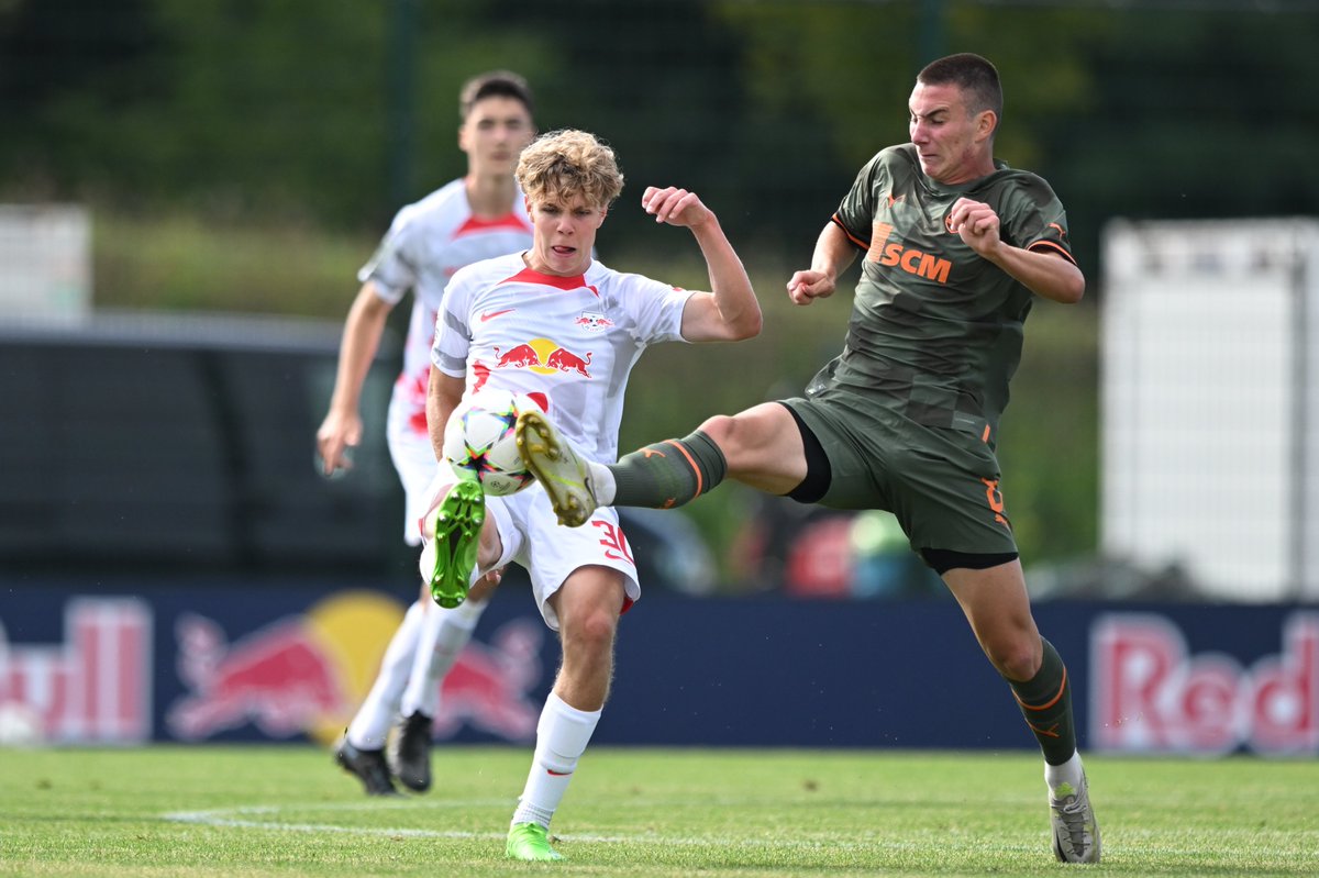 RBLeipzig's tweet photo. Eigentlich geht die temporeiche Anfangsviertelstunde an unsere #Nachwuchsbullen. Zweikämpfe und Gewinne der zweiten Bälle stimmen. Aber Andriy #Buleza trifft per Halb-Schuss-Halb-Flanke-Direktabnahme überraschend zum 1:0 für die Gäste 🫤

#UYL #RBLDON | 16. | 0:1 https://t.co/EwcLD76gjf