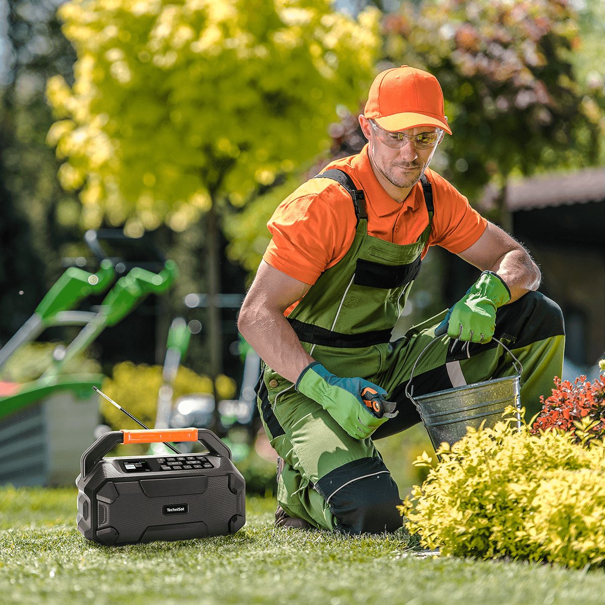 Das neue robuste und spritzwassergeschützte DIGITRADIO 231 OD zeigt besonders bei abenteuerlichen und handwerklichen Aktivitäten, was in ihm steckt. Mit integriertem Akku, 18 V Akkus von Bosch Professionell, Makita und DeWalt können zusätzlich benutzt werden.