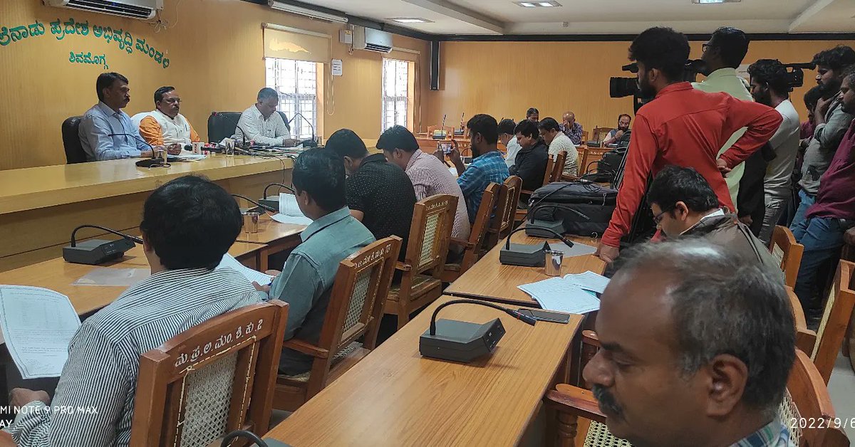 KSGBJP's tweet photo. ಮಲೆನಾಡು ಪ್ರದೇಶ ಅಭಿವೃದ್ಧಿ ಮಂಡಳಿಯ ಅಧಿಕಾರ ವಹಿಸಿಕೊಂಡು ಎರಡು ವರ್ಷ ತುಂಬಿದ ಸಂದರ್ಭದಲ್ಲಿ 86.25 ಕೋಟಿ ರೂಗಳ 1248 ಮುಂದುವರೆದ ಕಾಮಗಾರಿಗಳ ಮುಕ್ತಾಯ ಹಾಗೂ 2022-23ನೇ ಸಾಲಿಗೆ 101.86 ಕೋಟಿ ರೂಗಳ 1123 ಕಾಮಗಾರಿಗಳಿಗೆ ಸರ್ಕಾರದಿಂದ ಅನುಮೋದನೆ ಪಡೆದ ಕುರಿತು ನಡೆಸಿದ ಸುದ್ದಿಗೋಷ್ಠಿ.

#bsybjp #byrbjp #BYVBJP #madb #shimoga https://t.co/VT6lbf2Mn1