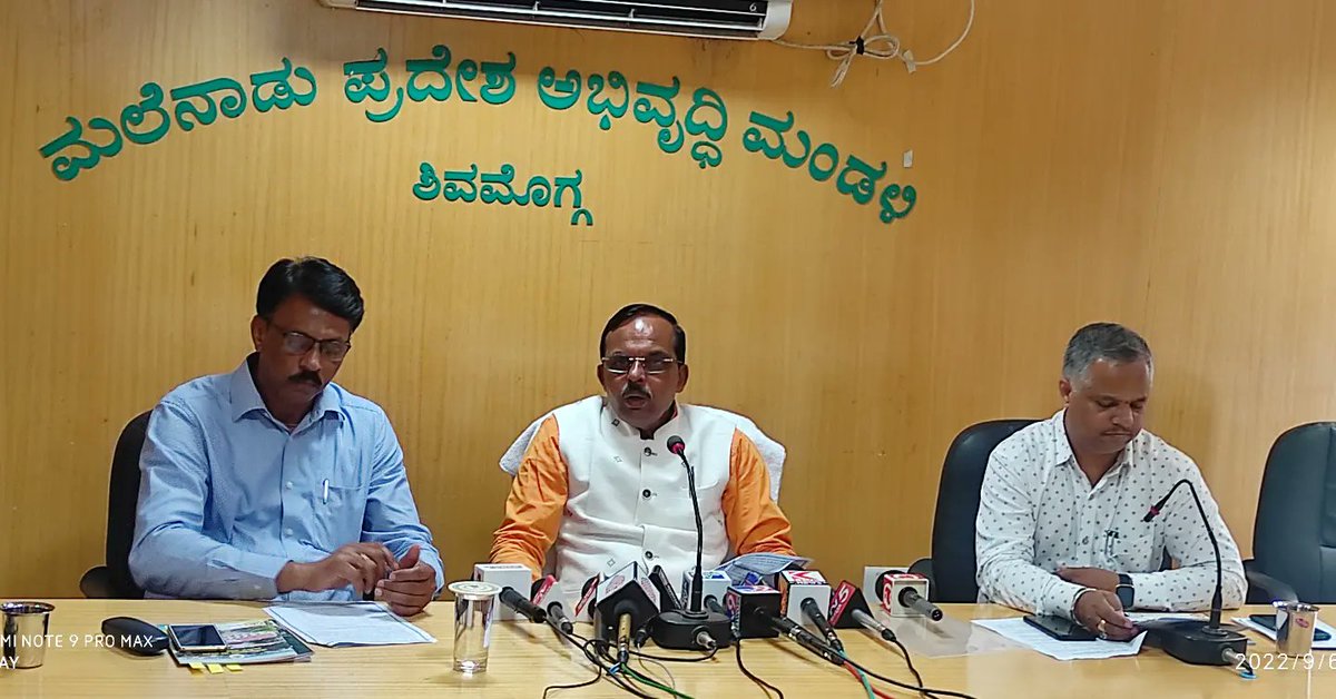 KSGBJP's tweet photo. ಮಲೆನಾಡು ಪ್ರದೇಶ ಅಭಿವೃದ್ಧಿ ಮಂಡಳಿಯ ಅಧಿಕಾರ ವಹಿಸಿಕೊಂಡು ಎರಡು ವರ್ಷ ತುಂಬಿದ ಸಂದರ್ಭದಲ್ಲಿ 86.25 ಕೋಟಿ ರೂಗಳ 1248 ಮುಂದುವರೆದ ಕಾಮಗಾರಿಗಳ ಮುಕ್ತಾಯ ಹಾಗೂ 2022-23ನೇ ಸಾಲಿಗೆ 101.86 ಕೋಟಿ ರೂಗಳ 1123 ಕಾಮಗಾರಿಗಳಿಗೆ ಸರ್ಕಾರದಿಂದ ಅನುಮೋದನೆ ಪಡೆದ ಕುರಿತು ನಡೆಸಿದ ಸುದ್ದಿಗೋಷ್ಠಿ.

#bsybjp #byrbjp #BYVBJP #madb #shimoga https://t.co/VT6lbf2Mn1