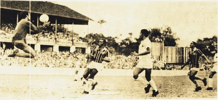 TuneldoTempoNFC's tweet photo. 🦁🐜Futebol no Parque Amazonense: #Nacional 2-1 #Rodoviária 06/06/71
Goleiro #Procópio do Naça voa para não dar rebote aos atacantes da Rodoviária.
📸 #JornaldoCommercio 08/06/71
✍️Zaki Belém / Manaus de Antigamente
#Naça #AARA #NFC #ParqueAmazonense #CampeonatoAmazonense1971 https://t.co/vN5VoM0OE1