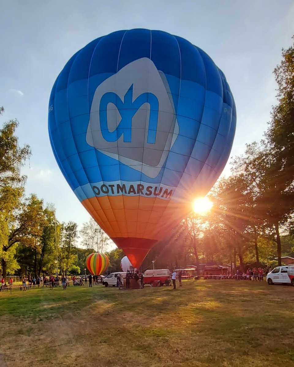 DTZC's tweet photo. Vanavond is het luchtballonnenfestival op 't Bouwhuis. Vanaf 18.15u wordt een heuse luchtballon klaargemaakt die rond 18.45u de lucht ingaat met een aantal cliënten in het mandje. Ook is er een inloop-luchtballon en er zijn 2 kleine demo-luchtballonnen. Iedereen is welkom!! #DTZC https://t.co/dhLQncwHbn