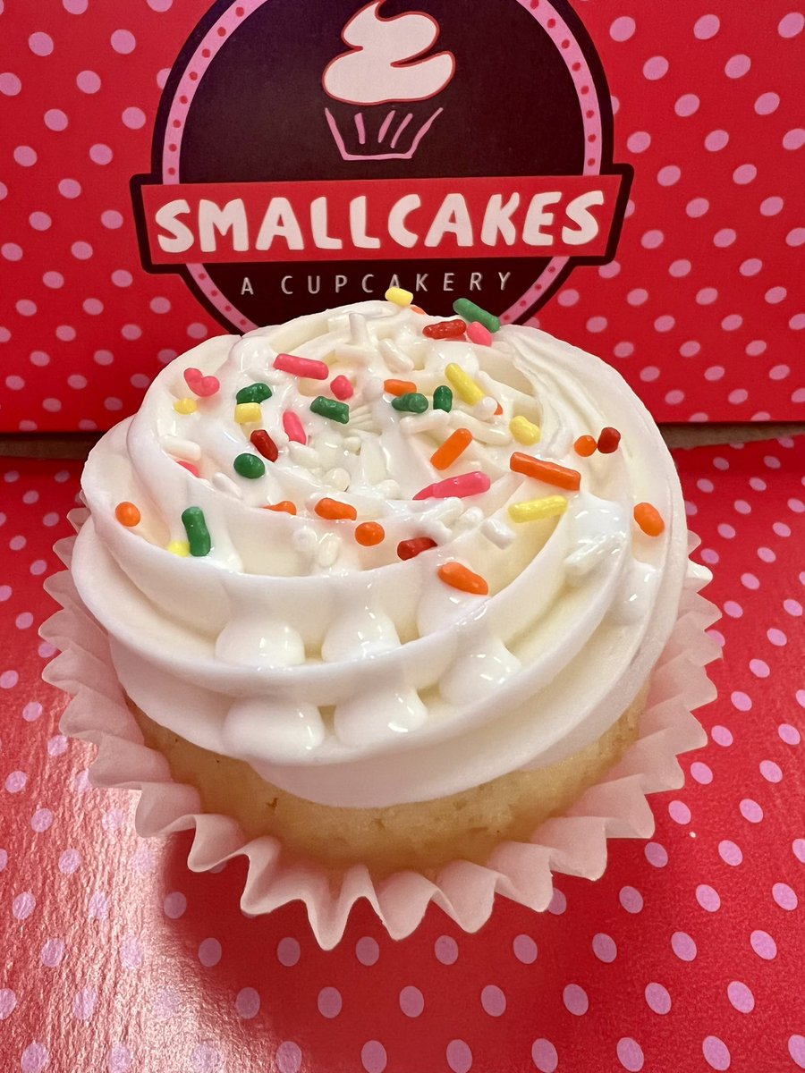 SmallCakesNDH's tweet photo. Hi friends! Our new Tuesday special is #StuffedCookie! We also have #Vanilla &amp; #RedVelvet #Cheesecake #Cupcakes +17 #delicious daily #cupcake flavors! Order pickup at 404.621.9634 or https://t.co/MTIy7NEtp6! Or get delivery thru UberEats GrubHub or DoorDash! https://t.co/FR8U2lixDv
