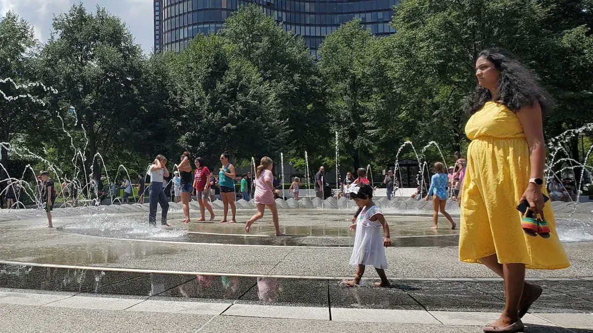 designfeast's tweet photo. 📷 Synchronized splashing and strolling, @NavyPier, #Chicago, #Illinois, #Midwest.

#Urban #Design #Summer #Trip #StreetPhotography https://t.co/Qz1sF8YjXf