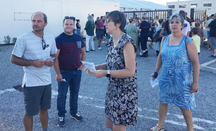 VMdraguignan's tweet photo. Les professeurs du collège Henri-Nans à #Aups ont distribué des tracts aux parents d’élèves le jour de la rentrée scolaire. https://t.co/J01VBTuh3z
#Var #EducationNationale #Dracenie #HautVar #Verdon #RegionSud https://t.co/9GuXcJRNsW