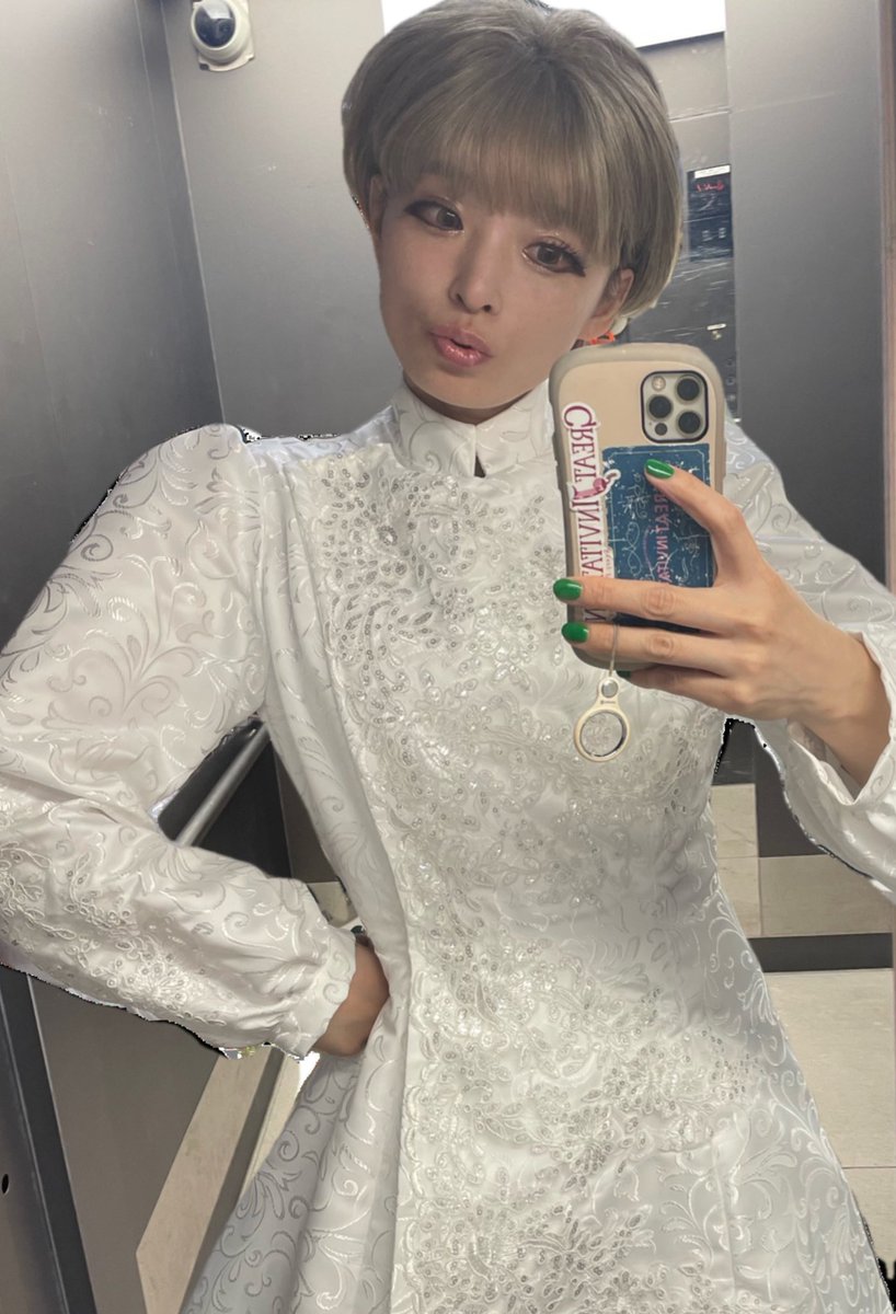 M_a_a_n_a's tweet photo. 浜崎あゆみ様モノマネの衣装がクラシックなドレスになり、すごく着やすい！

なんと仕掛けがあるの。

それは次回のお楽しみなのねー

いつも衣装でお世話になってるスジャータさん神✨✨✨ https://t.co/CPxo5i1IaH