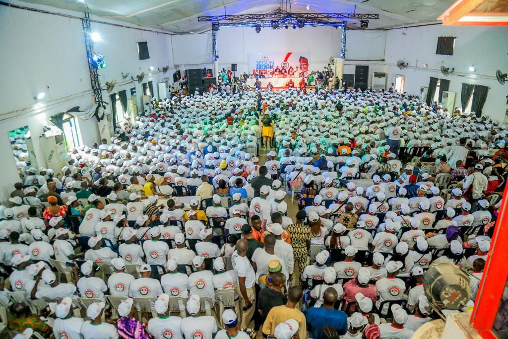DareGlintstone's tweet photo. The PDP Lagos West senatorial candidate elect, Otunba Segun Adewale inaugurates over 5000 people as Zonal Coordinators. 

This is the STRUCTURE we are talking of. https://t.co/f7MSM2GxBX
