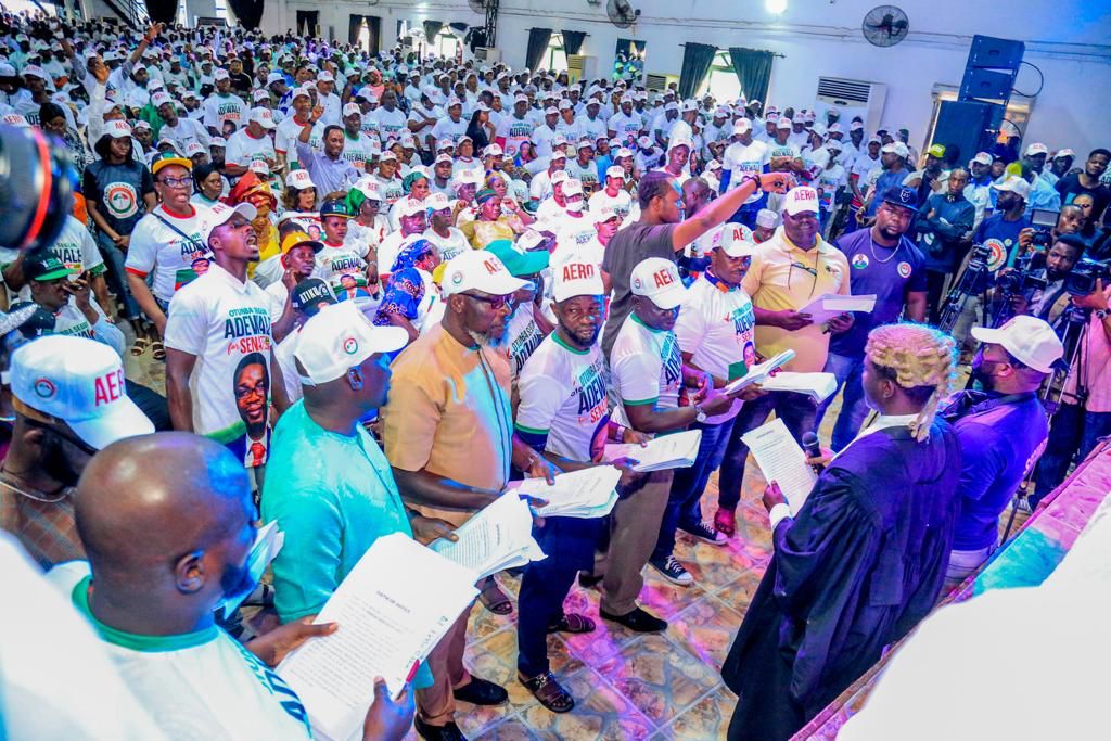 DareGlintstone's tweet photo. The PDP Lagos West senatorial candidate elect, Otunba Segun Adewale inaugurates over 5000 people as Zonal Coordinators. 

This is the STRUCTURE we are talking of. https://t.co/f7MSM2GxBX