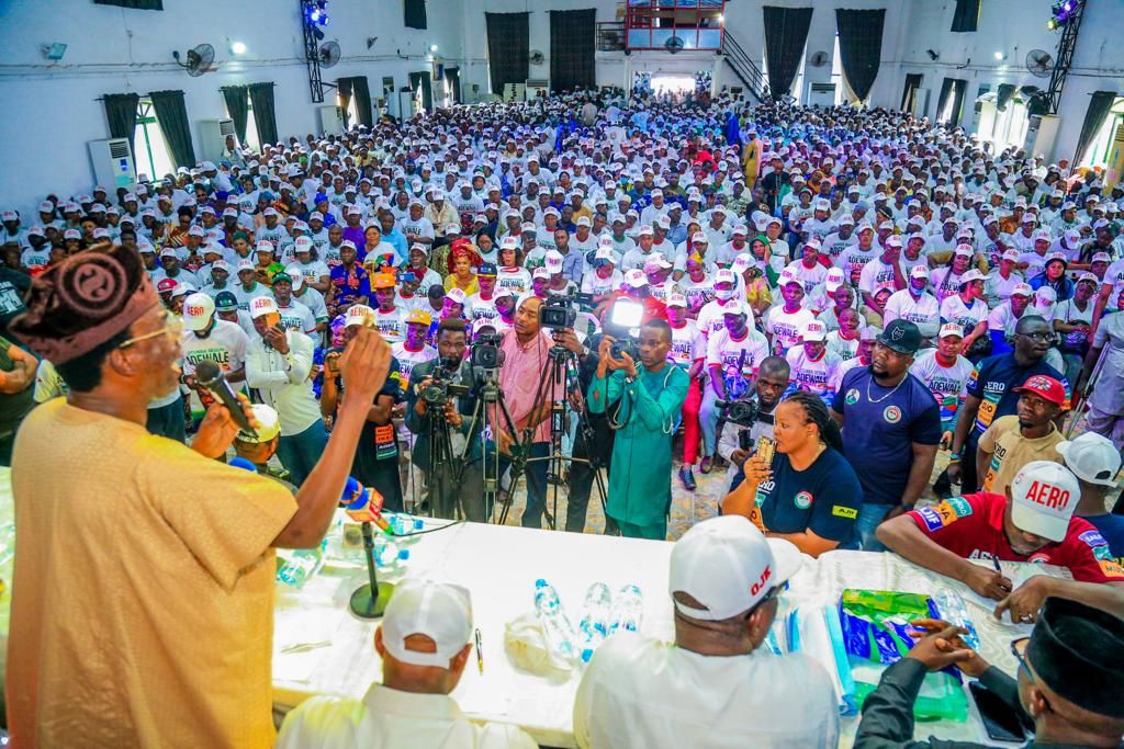 DareGlintstone's tweet photo. The PDP Lagos West senatorial candidate elect, Otunba Segun Adewale inaugurates over 5000 people as Zonal Coordinators. 

This is the STRUCTURE we are talking of. https://t.co/f7MSM2GxBX