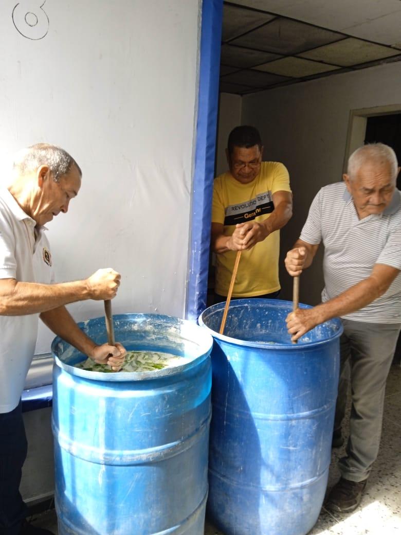 sandraalfaro's tweet photo. #06Sep22 #SandraAlfaro Continúan nuestros compañeros trabajando en la pintada de nuestra CASA BLANCA, en miras de nuestro 81 aniversario.
Los #ADecos estamos #TrabajandoParaGanar porque queremos #PROSPERIdAD para Vzla.
@ADemocratica
@organizacionAD
@hramosallup https://t.co/wj8eCw1mGS