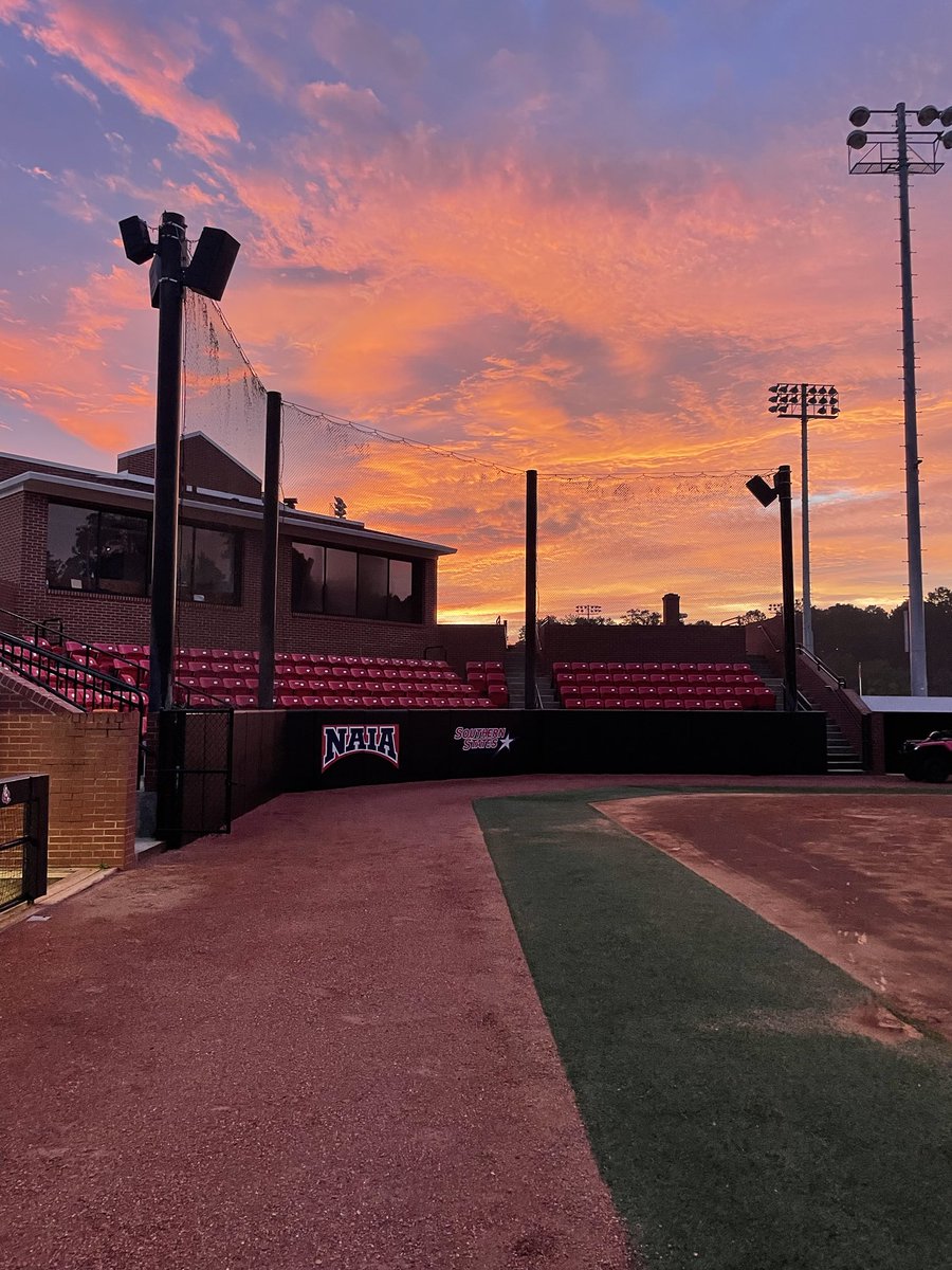 WMCAREYsoftball's tweet photo. Seeing this sunrise makes getting up early for running worth it. https://t.co/YyVofXmisj
