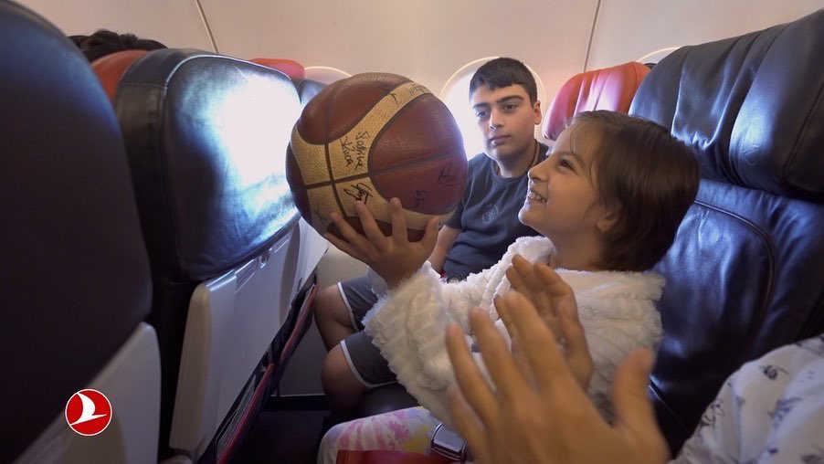 ozerselik's tweet photo. 🇹🇷🏀🛫

#Türkiyeninİmzası #Turkishairlines #TürkHavaYolları #Riofilm #Özhikayeler #eurobasket2022 https://t.co/dvehhqoG6m
