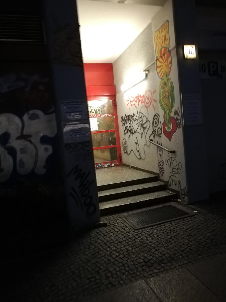 BernasMauricio's tweet photo. Definitivamente não sou eu no bairro menos suspeito de East Side Berlin💀 https://t.co/8ByuBFTxgY